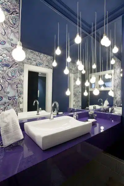 Lavabo decorado com a cor Very Peri, com um toque alegre e moderno.