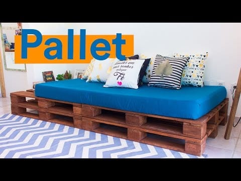 Imagem de um sofá de pallet com mesinha lateral